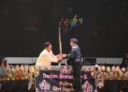 Foto Kasad Jenderal TNI Dr. Dudung Abdurachman pada pagelaran wayang golek yang digelar Kodam III/Siliwangi.