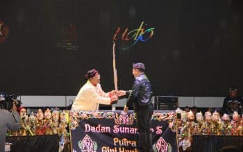 Foto Kasad Jenderal TNI Dr. Dudung Abdurachman pada pagelaran wayang golek yang digelar Kodam III/Siliwangi.