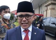 Foto Menpan-RB Abdullah Azwar Anas mengatakan pihaknya batal memberhentikan massal tenaga honorer pada 2023 (dok: CNN Indonesia).