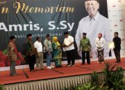 Foto : Pasangan calon nomor 2 Ferdiansyah, S.E dan H. Soeparto memberikan cinderamata kepada istri Alm. Amris.