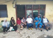 Foto : Keluarga para korban kebakaran rumah di Gang Idola Kelurahan Dumai Kota bersama Ketua RT setempat.