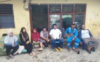 Foto : Keluarga para korban kebakaran rumah di Gang Idola Kelurahan Dumai Kota bersama Ketua RT setempat.