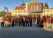Foto : Pengurus PAC Pemuda Pancasila Dumai Kota bersama Pengurus Ranting membagikan paket takjil di depan Kantor Polres Dumai.