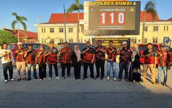 Foto : Pengurus PAC Pemuda Pancasila Dumai Kota bersama Pengurus Ranting membagikan paket takjil di depan Kantor Polres Dumai.